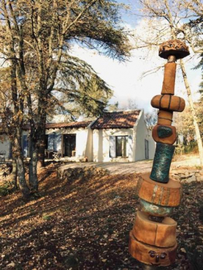 La maison de Mado et sa cabane dans les arbres